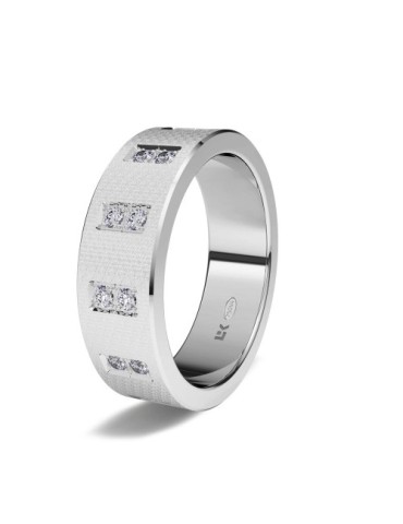 Anillo de aniversario de oro blanco 18K de forma recta y moderna con mosaico de brillantes alrededor y acabado especial