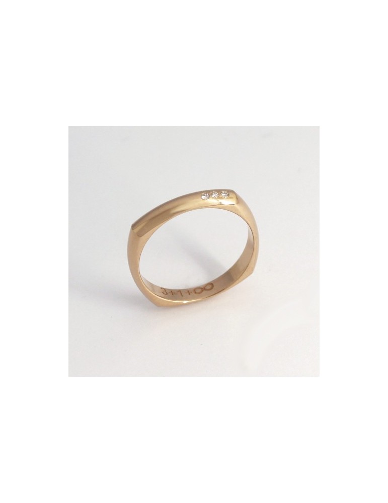 Alianza de oro rojo polygonal 4 decorada con 3 diamantes.