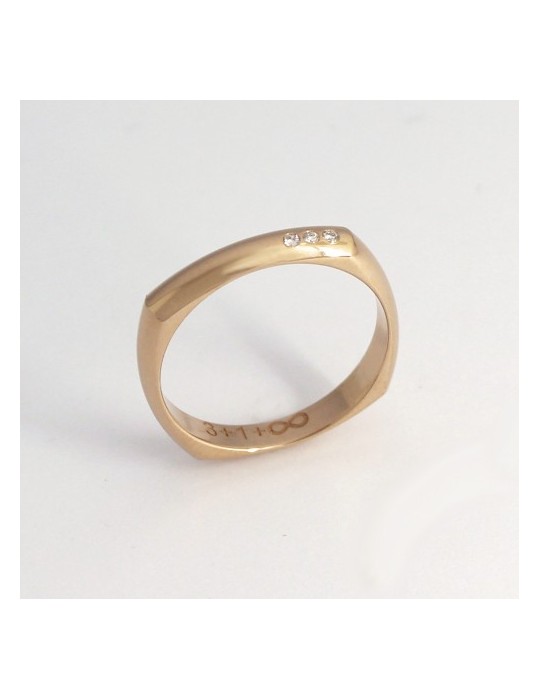 Alianza de oro rojo polygonal 4 decorada con 3 diamantes.