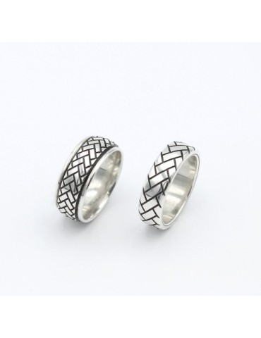 Alianza 8 mm con textura central en plata de ley