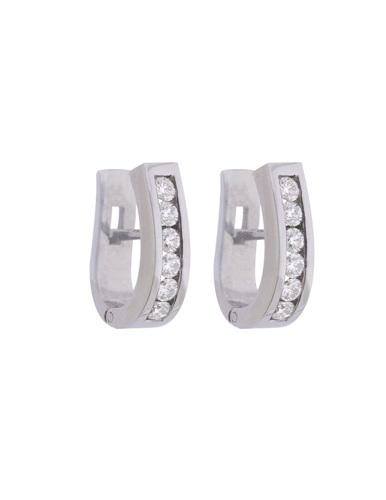 Pendientes de oro blanco 18K tipo media criolla con brillantes en carril de 0,82 ctes