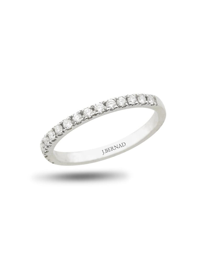 Anillo media alianza de oro blanco 18K con 16 brillantes en garra de 0,24 ctes