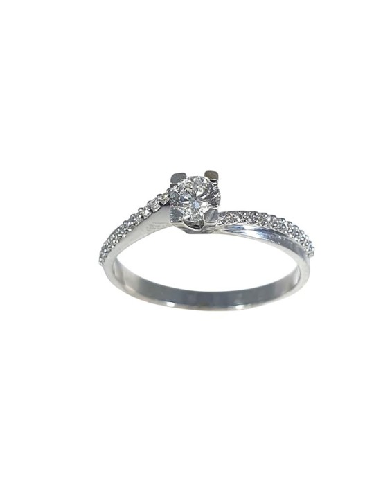 Anillo de oro blanco 18K con brillante central y brazo ondulado con diamantes de 0,37 ctes
