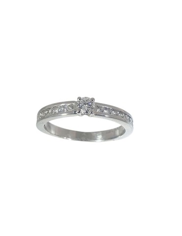 Anillo de oro blanco 18K con brillante central y diamantes en carril de 0,62 ctes