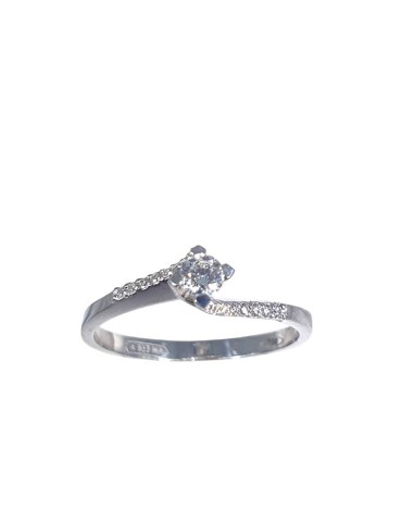 Anillo de oro blanco 18K con brillante central y brazo cruzado con diamantes de 0,23 ctes
