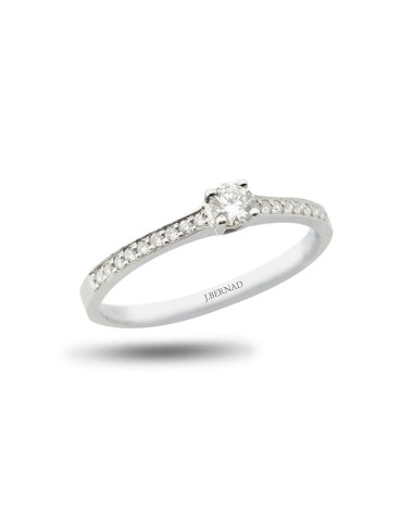 Anillo de oro blanco 18K con brillante central y diamantes en carril de 0,26 ctes