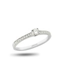 Anillo de oro blanco 18K con brillante central y diamantes en carril de 0,26 ctes