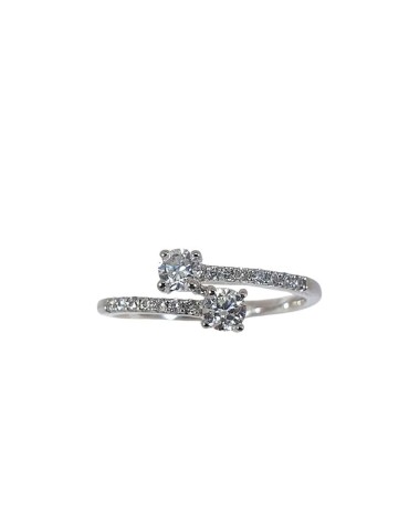 Anillo de oro blanco 18K con doble brillante central y brazo cruzado con diamantes – 0,39 ctes