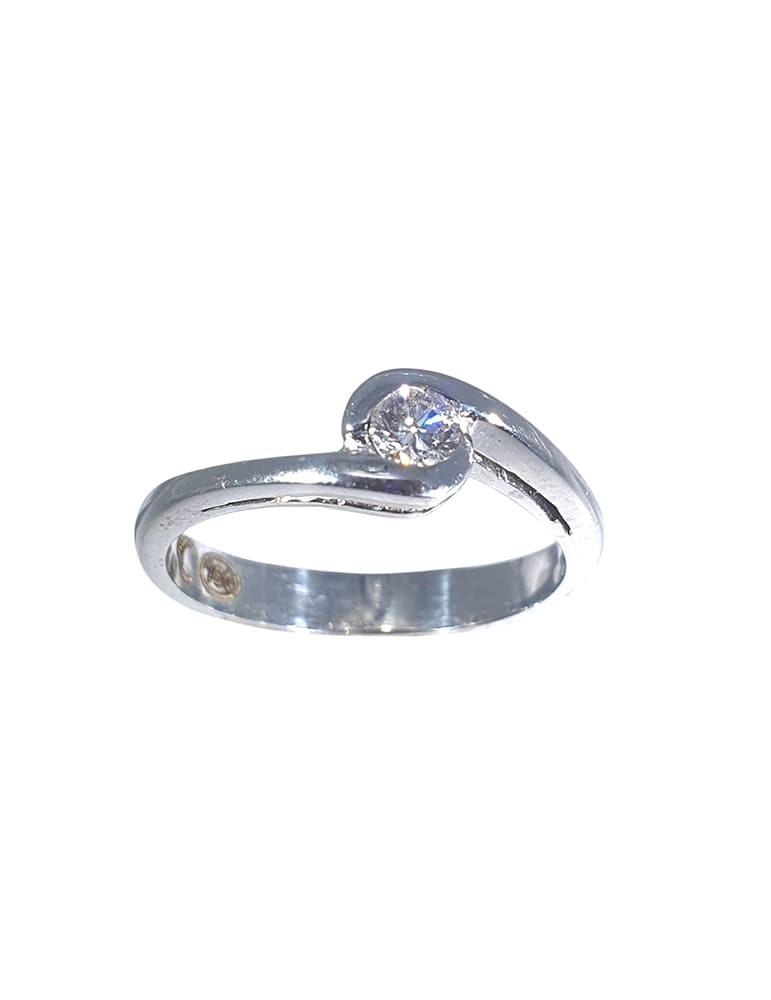 Solitario de oro blanco 18K con brillante de 0,16 ctes y brazo cruzado en forma de onda