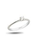 Solitario de oro blanco 18K con brillante de 0,15 ctes, brazo cuchillo y garra en V