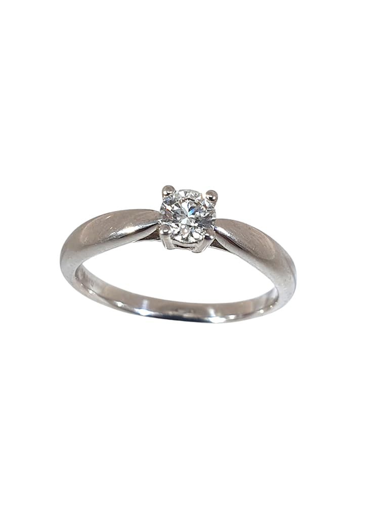 Solitario de oro blanco 18K con brillante de 0,30 ctes, brazo media caña y garra de 4 patas