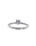 Solitario de oro blanco 18K con brillante de 0,17 ctes, brazo cuchillo y garra en V