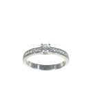 Anillo de oro blanco 18K con brillante central y diamantes en carril de 0,38 ctes